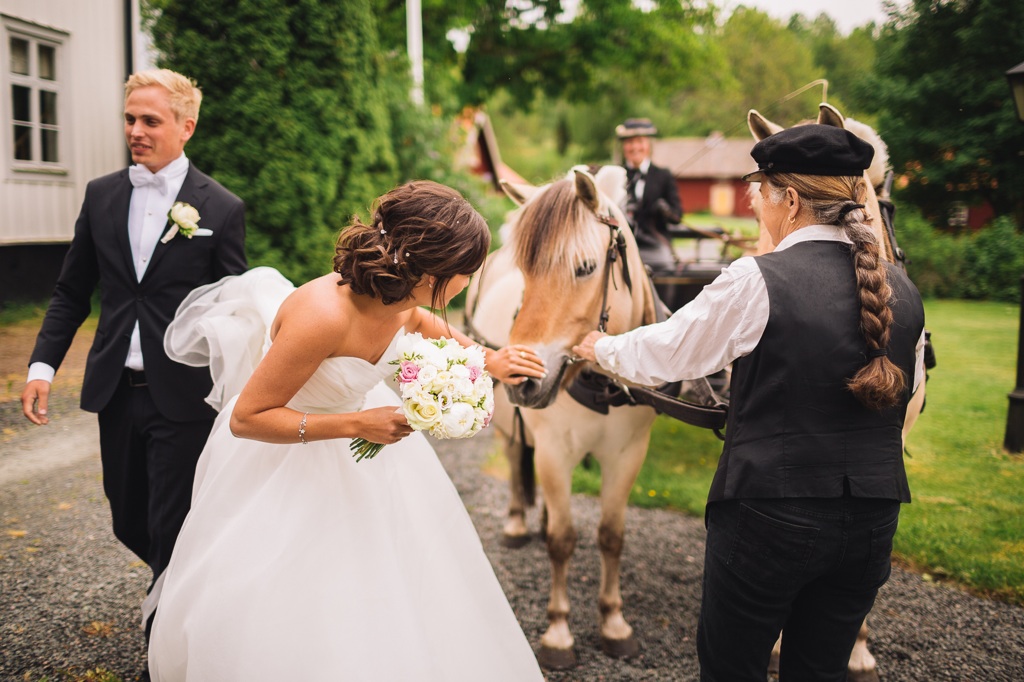 Nöjt brudpar tackar för en fin åktur! Foto: Emma Ivarsson.